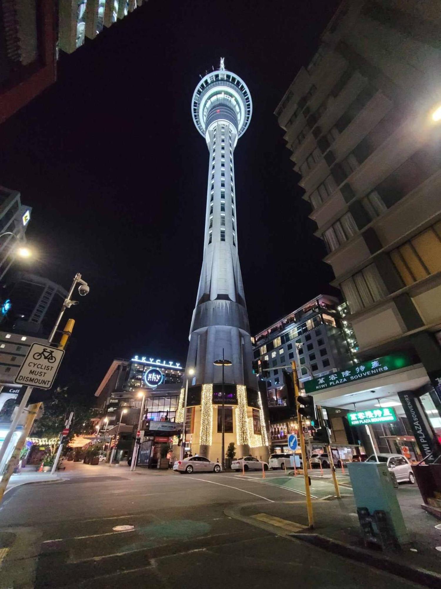 Appartamento Sky Tower Just Next Door Auckland Esterno foto